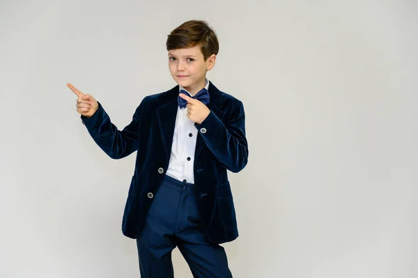 Concept boy adolescent montre imite le comportement de l'artiste sur scène. Portrait d'un enfant sur fond blanc en costume de concert bleu foncé. Debout devant la caméra dans des poses avec des émotions . — Photo