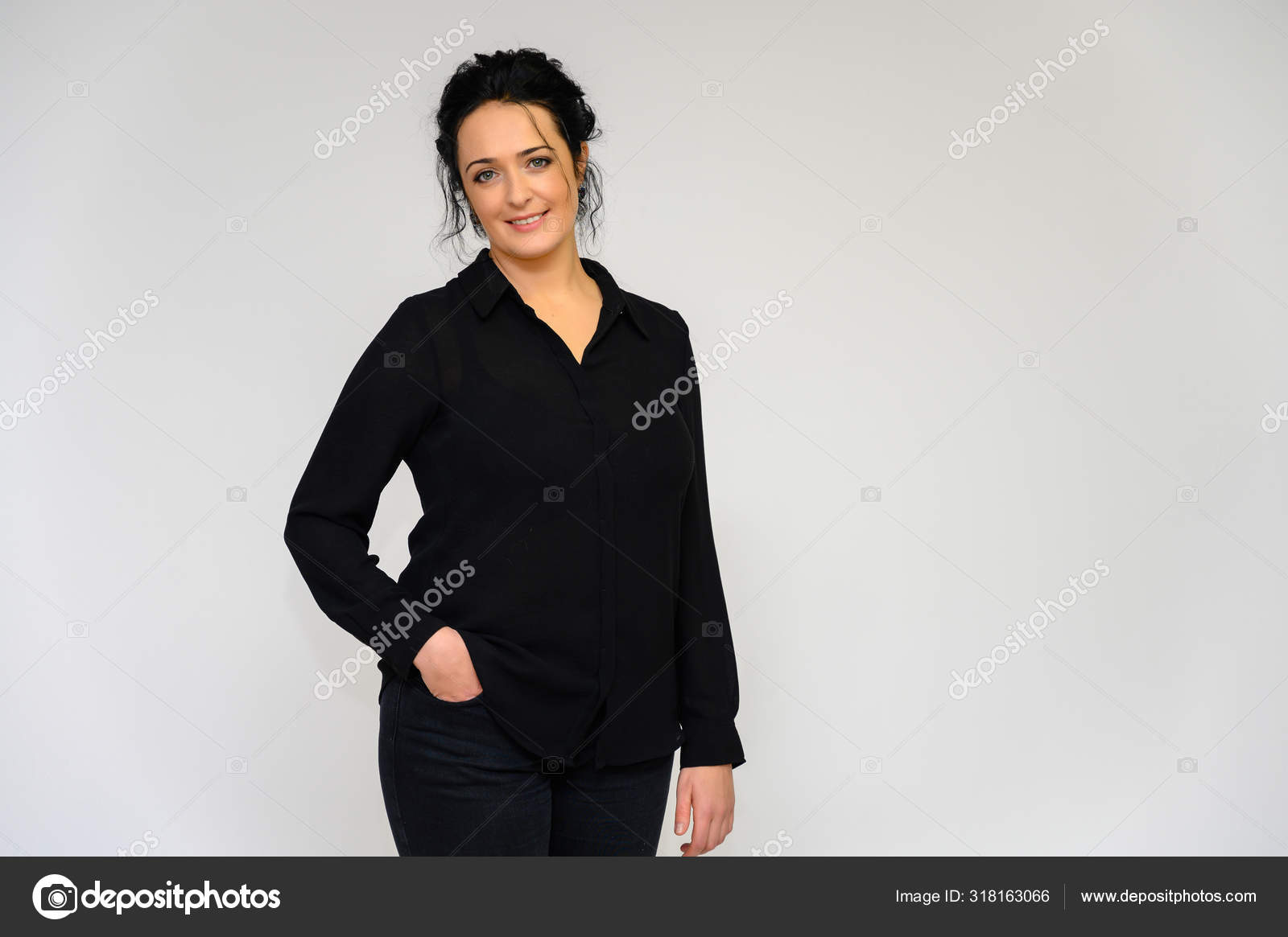商业女性的概念 一个穿着黑色衬衫 背景为白色的漂亮的黑发女人的画像 他站在镜头前 微笑着 以各种姿势带着感情说话 图库照片 C Govorkov Photo