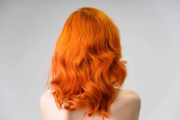 Kızıl saçlı güzel bir kızın yakın plan portresi mükemmel makyajlı ve beyaz arka planda parlak kıvırcık saçlı. Güzellik konsepti, güzel saç stili ve makyaj malzemesi.. — Stok fotoğraf