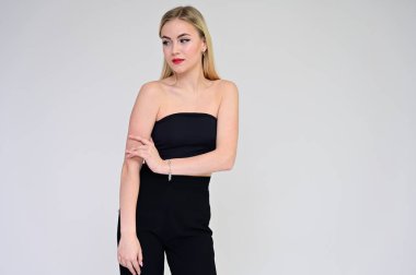 Göz alıcı kozmetik konsepti. Beyaz arka planda güzel bir sarışın mankenin portresi. Uzun saçlı, makyajlı, güzel yüzlü ve dudaklı..