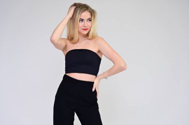 Göz alıcı kozmetik konsepti. Beyaz arka planda güzel bir sarışın mankenin portresi. Uzun saçlı, makyajlı, güzel yüzlü ve dudaklı..