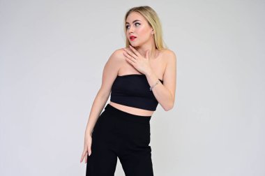 Göz alıcı kozmetik konsepti. Beyaz arka planda güzel bir sarışın mankenin portresi. Uzun saçlı, makyajlı, güzel yüzlü ve dudaklı..