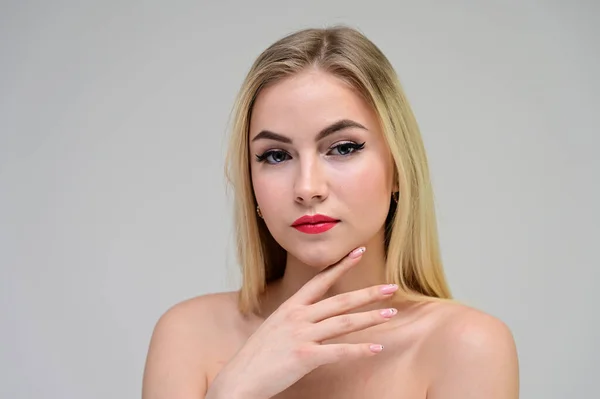 Concepto cosmético, rejuvenecimiento de la piel. Retrato de cerca de una hermosa modelo rubia sobre un fondo blanco con pelo largo, excelente maquillaje, cara y labios hermosos . —  Fotos de Stock