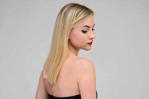 Konzept kosmetisch, Hautverjüngung. Nahaufnahme Porträt eines schönen blonden Modells auf weißem Hintergrund mit langen Haaren, ausgezeichnetem Make-up, schönem Gesicht und Lippen. — Stockfoto