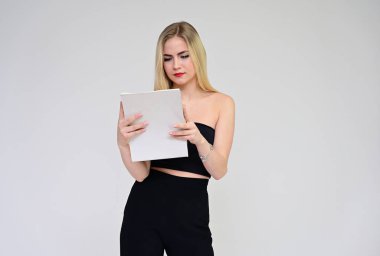 Bir kızla iş eğitimi konsepti. Uzun saçlı, güzel bir sarışın mankenin portresi, mükemmel makyaj, beyaz bir arka planda, elinde bir klasörle.