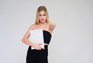 Bir kızla iş eğitimi konsepti. Uzun saçlı, güzel bir sarışın mankenin portresi, mükemmel makyaj, beyaz bir arka planda, elinde bir klasörle.