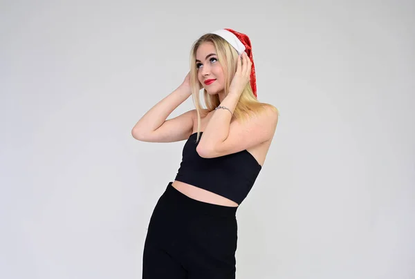 Nyårsfirande koncept med vacker flicka. Porträtt av en fashionabel vacker blond modell med långt hår, bra makeup, på en vit bakgrund. — Stockfoto