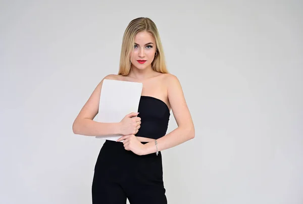 Business training concept with a girl. Portrait of a fashionable beautiful blonde model with long hair, excellent makeup, on a white background with a folder in her hands. — Stock Photo, Image