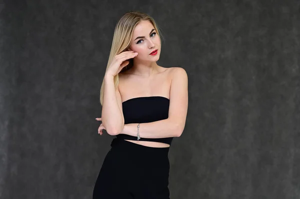 Fashion glamor koncept s dívčí sekretářkou. Portrét módní krásné blondýny model s dlouhými vlasy, skvělý make-up, na šedém pozadí. — Stock fotografie