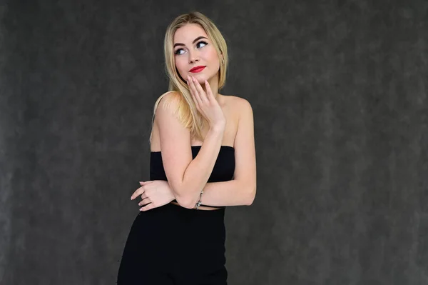 Mode glamour concept met secretaresse. Portret van een modieus mooi blond model met lang haar, geweldige make-up, op een grijze achtergrond. — Stockfoto