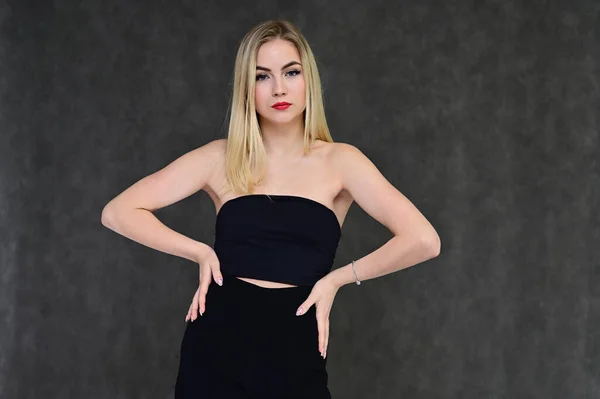 Mode-Glamour-Konzept mit Sekretärin. Porträt einer modischen schönen blonden Model mit langen Haaren, tolles Make-up, auf einem grauen Hintergrund. — Stockfoto