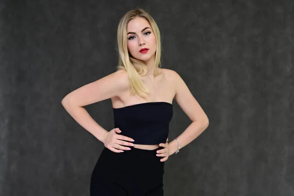 Mode glamour concept met secretaresse. Portret van een modieus mooi blond model met lang haar, geweldige make-up, op een grijze achtergrond. — Stockfoto