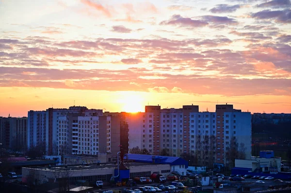 日落的概念在城市上空的夜空. 照片上是现代地区房屋的晚霞. — 图库照片