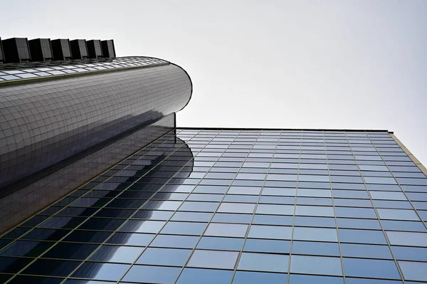 Koncepcja nowoczesnej architektury. Zdjęcie z zewnątrz szklanej fasady nowoczesnego budynku, rozciągającego się w niebo. — Zdjęcie stockowe