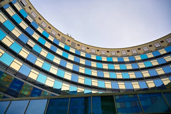 Koncepcja nowoczesnej architektury. Zdjęcie z zewnątrz szklanej fasady nowoczesnego budynku, rozciągającego się w niebo. — Zdjęcie stockowe