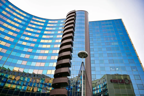 O conceito de arquitetura moderna. Foto do exterior da fachada de vidro de um edifício moderno, estendendo-se para o céu . — Fotografia de Stock