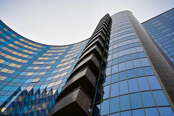 El concepto de arquitectura moderna. Foto del exterior de la fachada de cristal de un edificio moderno, que se extiende hacia el cielo . —  Fotos de Stock