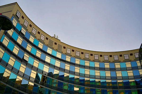 El concepto de arquitectura moderna. Foto del exterior de la fachada de cristal de un edificio moderno, que se extiende hacia el cielo . —  Fotos de Stock