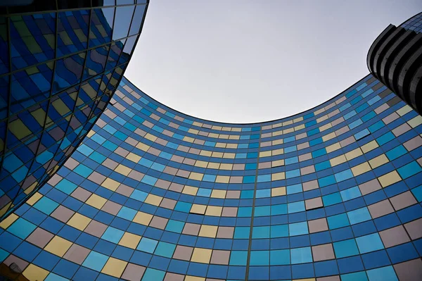 Le concept d'architecture moderne. Photo de l'extérieur de la façade vitrée d'un bâtiment moderne, s'étendant dans le ciel . — Photo