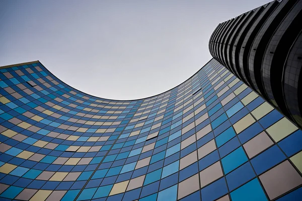 Modern mimari kavramı. Modern bir binanın cam cephesinin dış cephesinin fotoğrafı gökyüzüne doğru uzanıyor.. — Stok fotoğraf