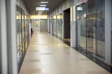 Modern şehir alışveriş merkezi iç konsepti. Mağazanın içindeki bir alışveriş merkezinin fotoğrafı..