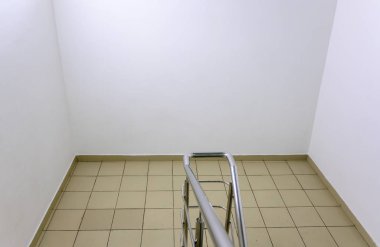 Bir şehir binasının içi kavramı. Katlar arasında metal korkuluklu bir merdiven fotoğrafı..