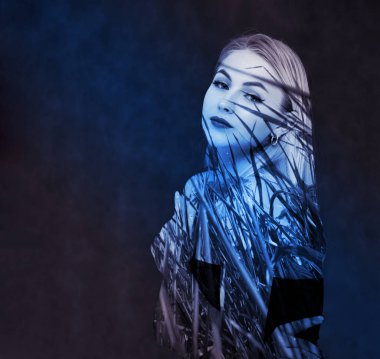 Çifte maruziyet. Modaya uygun Gri-mavi bir B üzerinde büyük sanat portresi