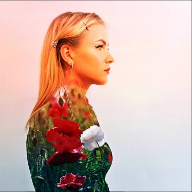 Güzellik, mistik ruh hali, romantizm ve cazibe kavramı. Gün batımının ılık renklerinde, güzel makyajlı, saçları silinmiş güzel bir kızın büyük ölçekli sanat portresi. Çift pozlama.