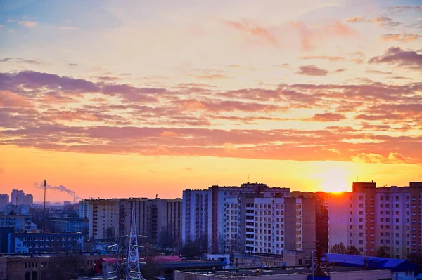 Il concetto di tramonto nel cielo serale sulla città. Foto del sole di sera sulle case in una zona moderna . — Foto Stock