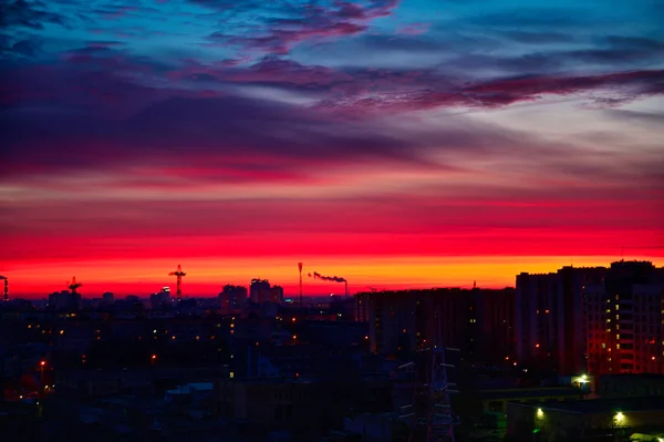 The concept of the night sky over the city. Photo of a colorful dark sky at sunrise. — Stock Photo, Image