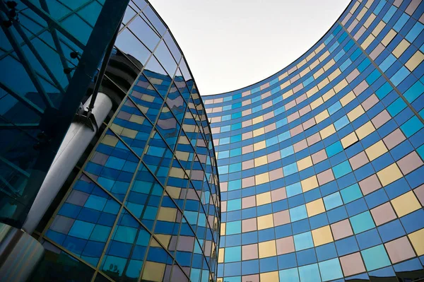 El concepto de arquitectura moderna. Foto del exterior de la fachada de cristal de un edificio moderno, que se extiende hacia el cielo . —  Fotos de Stock