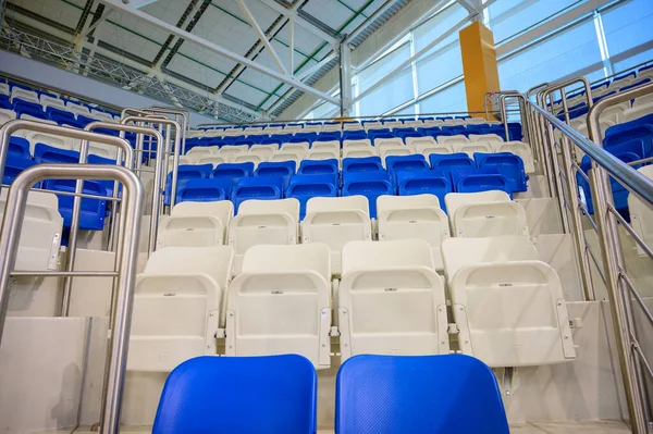 O conceito de vazio permanece. Foto dos assentos dos fãs no estádio . — Fotografia de Stock