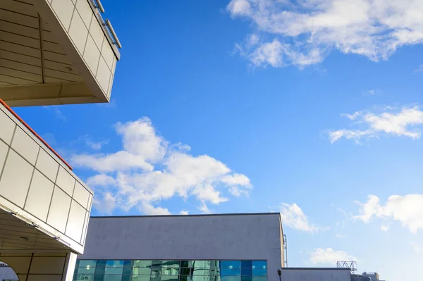 Güneşli bir günde, güzel mavi bir gökyüzünün fotoğrafı binanın arka planında. — Stok fotoğraf