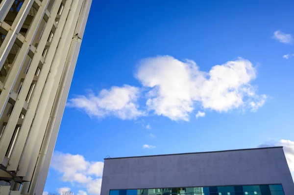 Photo d'un beau ciel bleu par temps clair ensoleillé sur le fond du bâtiment — Photo