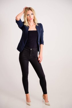 İş konsepti. Güzel bir kadın muhasebecinin tam boy portresi. Makyajlı, beyaz arka planda güzel saçları olan, kameranın önünde duran bir finansör..