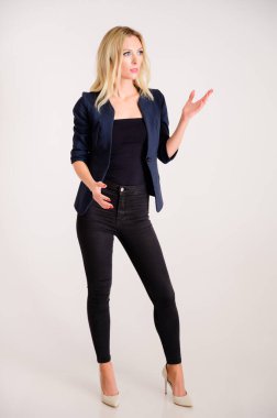 İş konsepti. Güzel bir kadın muhasebecinin tam boy portresi. Makyajlı, beyaz arka planda güzel saçları olan, kameranın önünde duran bir finansör..