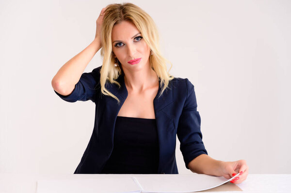 Концепция деловой работы. Портрет красивой женщины-бухгалтера - финансистки с отличным макияжем, красивые волосы на белом фоне, сидящей за столом с папкой в руках
.