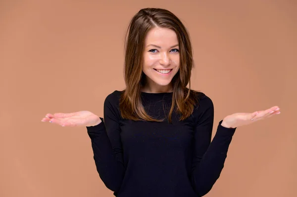 Concepto de una joven con una sonrisa de dientes blancos. Close-up Retrato de una linda chica en una camiseta negra con hermosos dientes. Sonriendo, mostrando emociones sobre un fondo rosado . — Foto de Stock