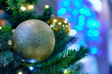 Yılbaşı ve Noel için noel ağacı süslemesi fotoğrafı. Parlak ışıklar ve renkler, şenlik havası. Noel ve Yeni Yıl 'ın mutlu buluşması kavramı.