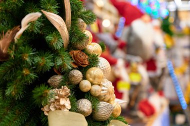 Yılbaşı ve Noel için noel ağacı süslemesi fotoğrafı. Parlak ışıklar ve renkler, şenlik havası. Noel ve Yeni Yıl 'ın mutlu buluşması kavramı.