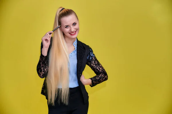 Портрет управляющей женщины в деловом костюме с длинными красивыми волосами и отличным макияжем на желтом фоне. Концепция бизнес-блондинка стоит перед камерой . — стоковое фото