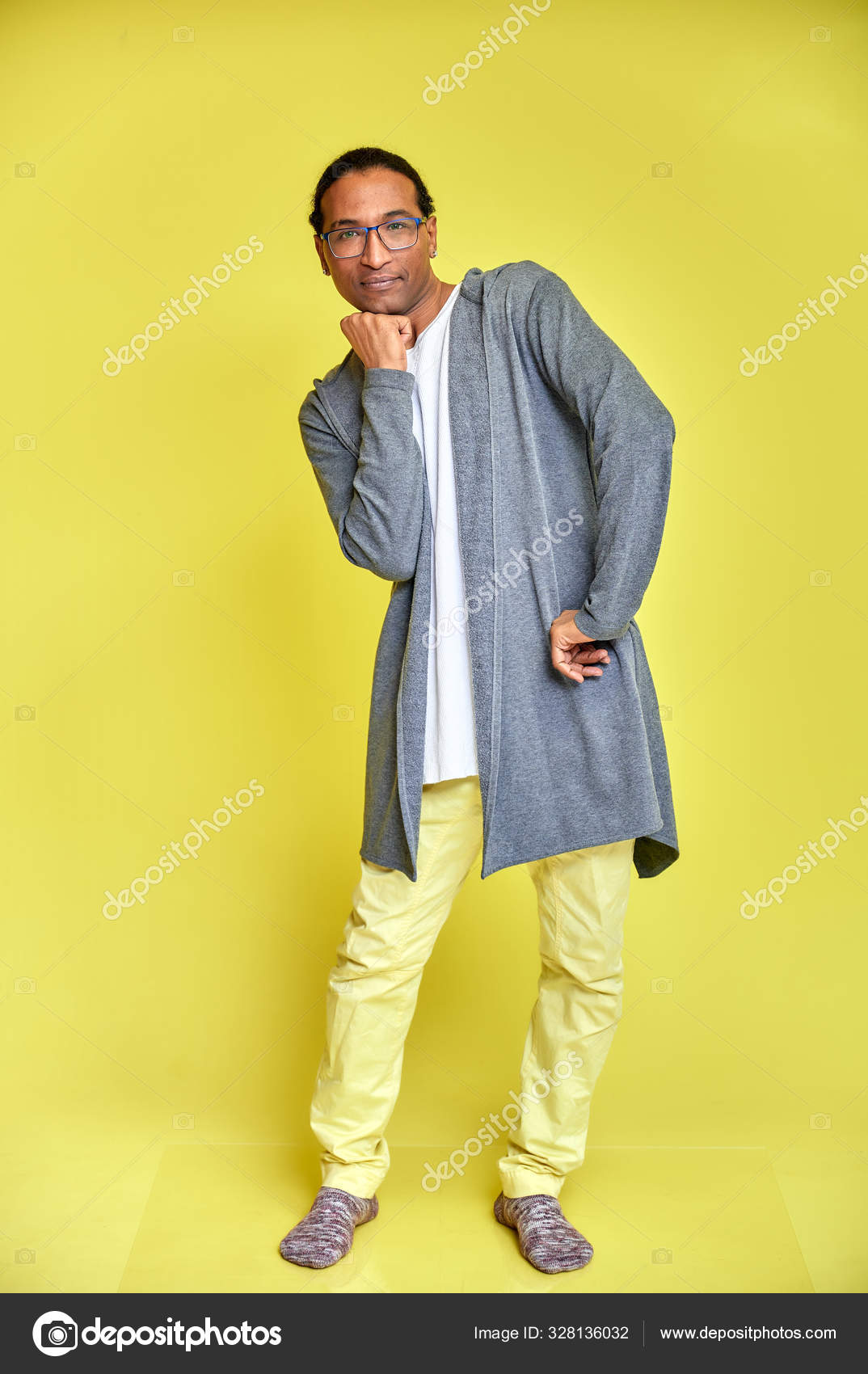 Joven Que Posa En Estudio Foto De Stock C Govorkov Photo 328136032