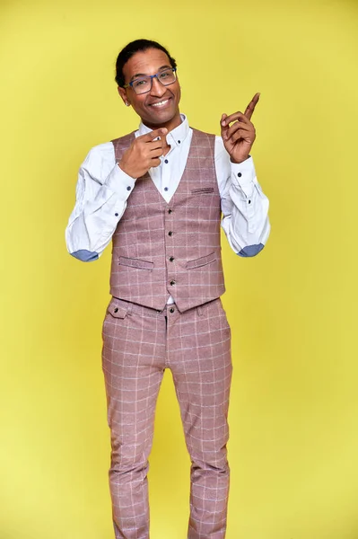 Vertical Portrait Young man with short-haired African American in a business suit on a yellow background. Standing and talking right in front of the camera. — Stock Photo, Image