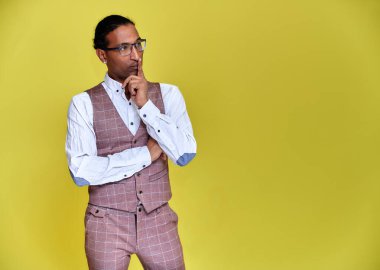 Kısa saçlı ve kısa saçlı Afro-Amerikan bir adamın portresi.