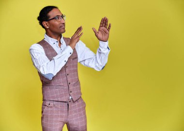 Kısa saçlı ve kısa saçlı Afro-Amerikan bir adamın portresi.