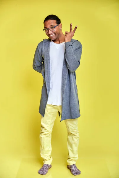 Retrato vertical de un joven alegre con gafas África —  Fotos de Stock