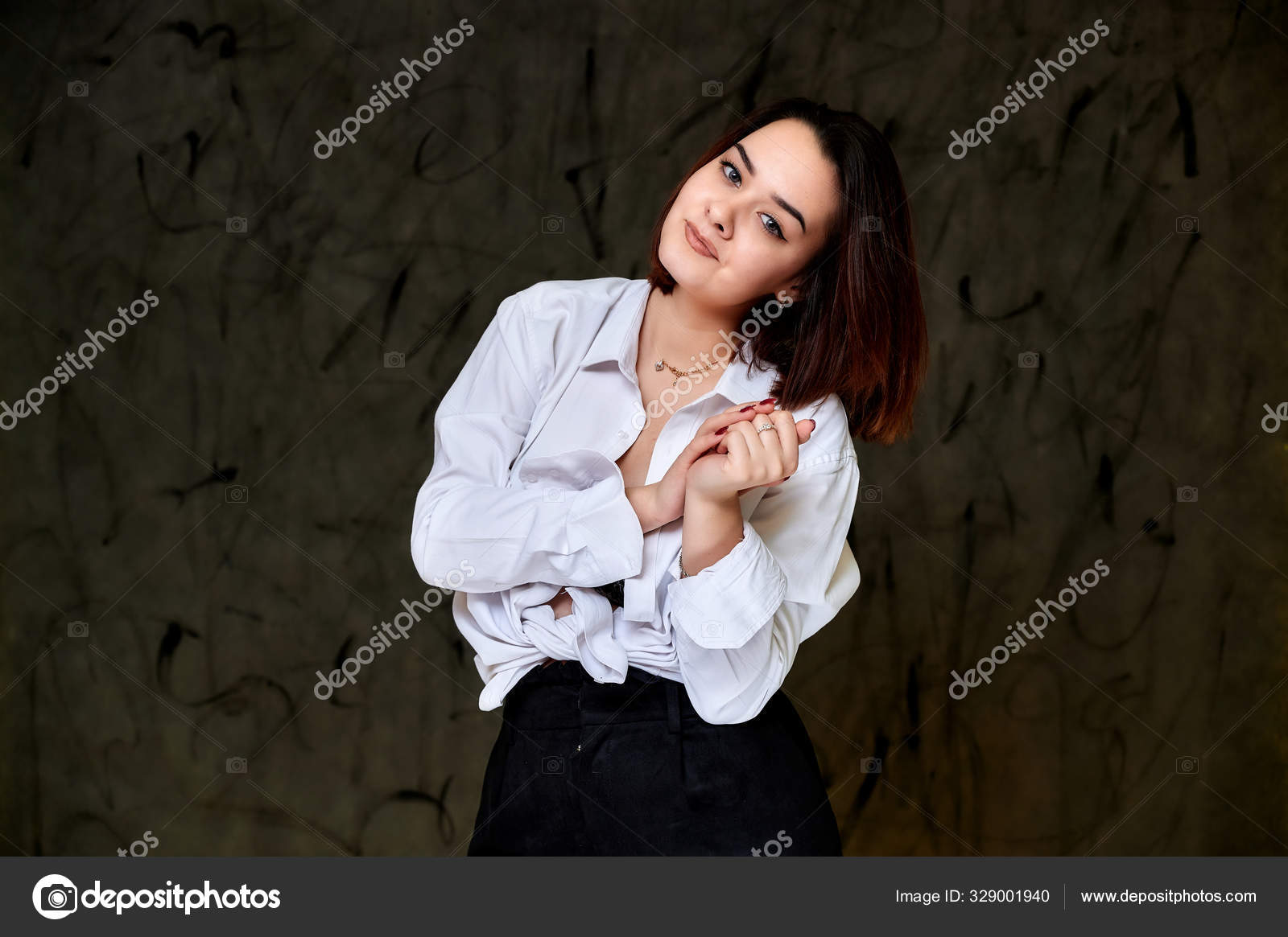 一个漂亮的黑发白人女学生的画像 穿着灰色背景的白衬衫 站在镜头前摆出各种姿势 图库照片 C Govorkov Photo 一个漂亮的黑发白人女学生的画像 穿着灰色背景的白衬衫 站在镜头前摆出各种姿势 图库照片 C Govorkov Photo