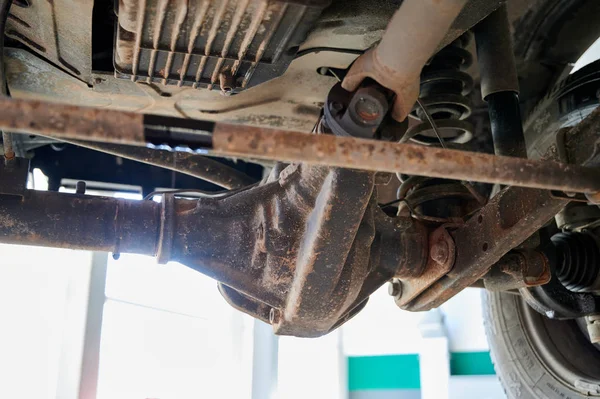 Auto reparatie bij een tankstation. Foto van reserveonderdelen en technische eenheden. — Stockfoto