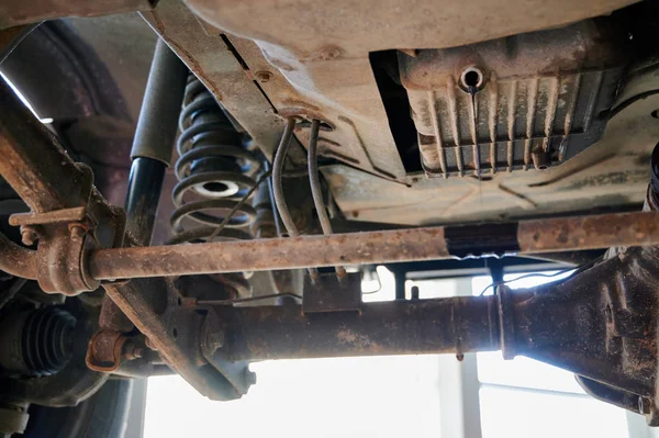 Auto reparatie bij een tankstation. Foto van reserveonderdelen en technische eenheden. — Stockfoto