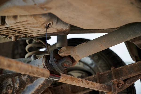 Bilreparation på en tankstation. Foto af reservedele og tekniske enheder . - Stock-foto